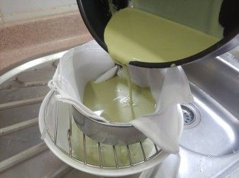 step5: 將液體過篩 (於篩中舖魚湯袋，可幚助隔去大部分茶渣）
