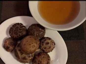 step3: 冬菇約8隻，以開水浸軟備用。