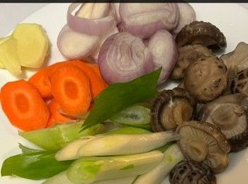 step4: 薑 、紅蔥頭、適量 紅蘿蔔、冬菇及 大蔥2 條 切段 備用。