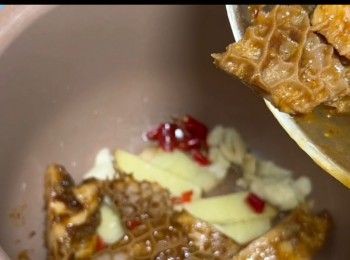 step9: 爆香配料後，就可以隨即加入醃製好的金錢肚。