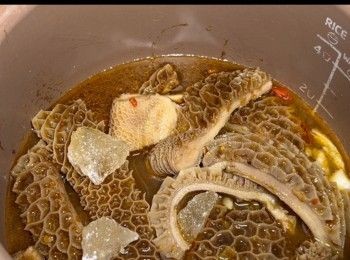 step11: 加入數粒冰糖，以中和辣味，以及能讓金錢肚較易炆淋。