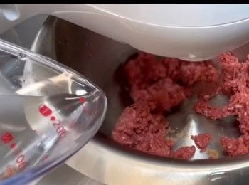 step3: 將調味料拌勻後，可以分幾次加入清水。慢慢讓牛肉吸收水份，這個步驟很緊要，稍後才可以煎出濃濃的牛汁精華。