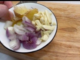 step3: 預備蒜蓉、薑片和乾蔥頭粒