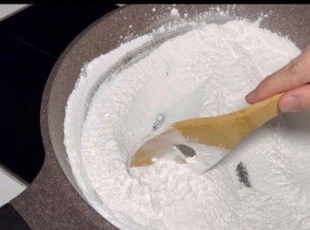 step1: 預先將糯米粉炒熟，然後攤凍，作為稍後的手粉。
糯米粉我用細火，炒了大概十分鐘。