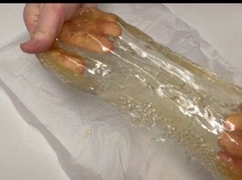 step7: 不一會兒，糖漿已經成「膠」了，可以輕易用手從牛油紙取出。
此時，糖膠能隨意地改變形態，伸延性強，十分有黏性但不黐手。
非常適合製作龍鬚糖了。