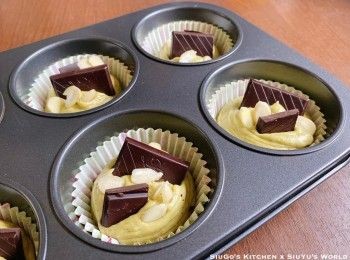 step8: 唧入紙托中約8分滿，放上黑朱古力塊及杏仁片。