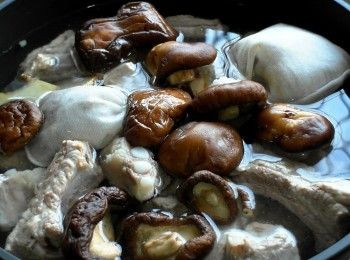 step2: 鍋中放入川燙好的豬肋排、薑片、香料包、乾香菇，加水淹至<span class="group_1">食材</span>9分滿。
蓋上鍋蓋中小火悶煮20分鐘。