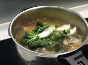 step8: 解壓完成後，加入新鮮白菜仔，再煮半小時即可