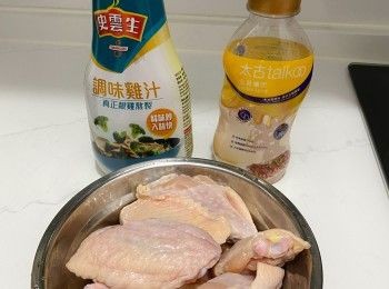 step1: 先把<a href="https://bit.ly/3zHU5V3" target="_blank" data-keyword="雞翼" class="guide-link"><strong>雞翼</strong></a> <span style="display:inline-block;vertical-align:middle;margin-top:-3px;color:initial;border-radius:3px;padding:2px 3px;font-size:12px;line-height:14px;background:#87d300;color:#fff;">即買</span> 洗淨，瀝水後用廚房紙抹乾。