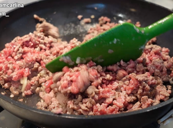 step1: 先炒乾蔥粒、蒜蓉、免治牛肉。