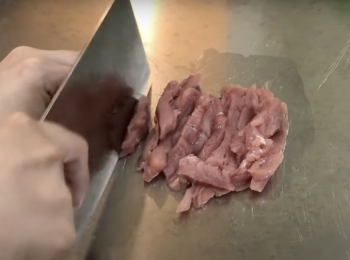 step1: 豬肉洗淨、切絲，加調味料醃肉，醃15分鐘