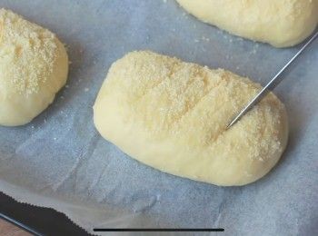 step4: （160度預熱烤箱）
做好造型之後掃上一層蛋液再沾上芝士粉
然後放在溫暖地方進行第二次發酵，發大一倍之後用麵包刀斜𠝹三刀