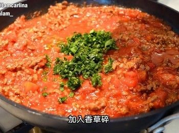 step2: 然後加入茄膏、罐頭番茄和香草。鹽調味。