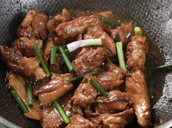 step3: 大火燒熱鑊下少許油，先爆香薑片，轉中慢火，放入鴨件，兩面煎至金黃及熟，加入葱段炒勻即可上碟。
Heat a wok with oil on high heat, sauté the ginger slices until fragrant, turn to medium heat, add the duck pieces, pan fry until both side golden brown and cooked, add scallion pieces and stir well, transfe
