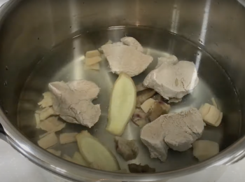 step2: 將所有材料(蜜瓜蓉、鱈魚膠、鹽除外）加入壓力鍋，大火煮到看見第二條壓力線，轉小火煮10分鐘即可關火