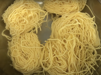 step6: 麵加入煮沸的水，打散，放置5分鐘，瀝乾放涼，加醬料拌勻
