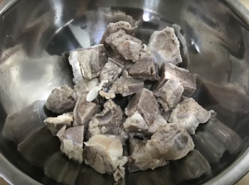 step3: 豬骨汆燙去除血水、脂肪