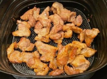 step2: 轉用鑊烹調，加入少許油，油熱爆一爆辣椒粒，豬扒回鑊，加入炸蒜蓉和少許椒鹽同炒，即成。