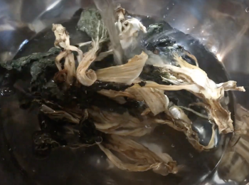 step1: 菜乾用水洗淨，浸泡至軟身