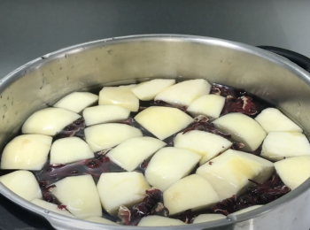 step3: 在鍋裏放入蘋果、洛神花乾和水，大火煮開