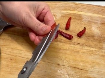 step3: 將辣椒洗乾淨、去蒂、去籽，再切粒。