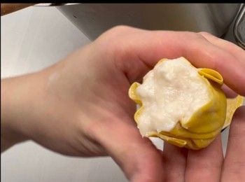 step8: 慢慢將魚蓉釀進燒賣皮內
