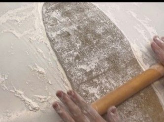 step9: 在乾淨的工作枱上灑上適量的熟糯米粉，然後用麵粉轆將香蕉糕擀平，至大約0.5cm 厚