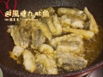 step3: 開油鑊大火等油出煙，放入九肚魚煎炸2分鐘（不要翻動），翻另一面炸3分鐘，微金黃可取出，試試味。然後再開大火等油溫出煙放入九肚魚（大概炸1-2）分鐘。