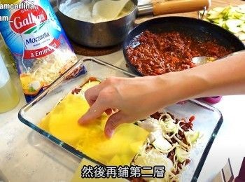 step4: 焗盤上把肉醬放在底部，然後可以放上千層麵片。再放上肉醬、橄欖油、白醬、翠玉瓜、芝士