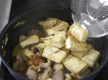 step4: 加豆腐、葱段快速拌勻，加蠔油、麻油調味，倒入生粉芡煮至濃稠，即成。
Add bean curd and sectioned spring onion, stir fry quickly. Season with the oyster oil and sesame oil. Add corn starch water and cook till thicken. Ready to serve.