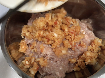 step4: 把剪碎的剝皮辣椒、攪碎的泡菜、辣菜脯，分別加入基本肉餡，做成3個口味的肉餡