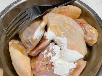 step2: 把史雲生調味雞汁加入拌勻，再加入生粉拌勻，放入雪櫃醃製30分鐘。