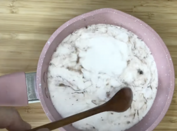 step2: 把泡軟的吉利丁片和其他材料放進鍋子，攪拌均勻