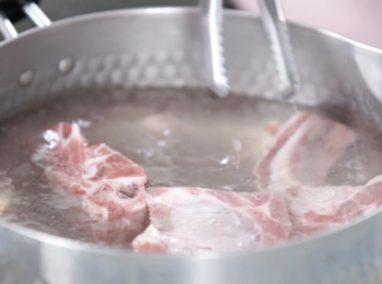 step3: 豬骨汆水、洗淨。
Blanch pork bone and wash.