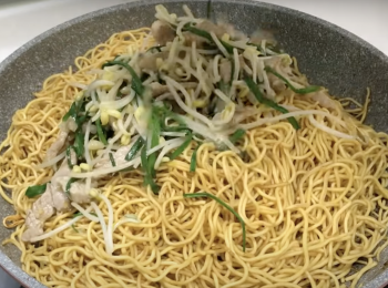 step8: 加油炒麵，再把所有<span class="group_1">食材</span>加進炒勻即可