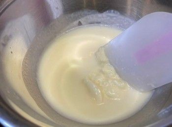 step2: 預備 - 2. 白朱古力加入牛奶加熱(放入微波爐或座熱也可)，拌勻。