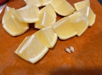 step2: 檸檬切頭切尾，一開八件，再挑出檸檬核。檸檬放入破壁機內，加入飲用水約1公升左右