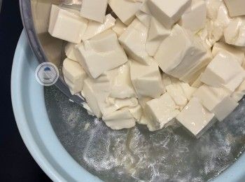 step6: 加入豆腐，蓋上蓋小火煮15分鐘。