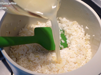 step2: 炒洋蔥變成金黃色。加入米，然後加入雞湯、八爪魚汁。再加入香料包括月桂葉、丁香、番茜。調到中小火加蓋煮大約15分鐘。離開火靜止10至15分鐘就可以了。