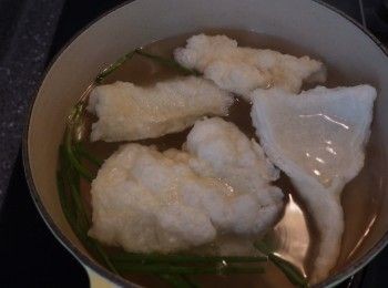 step2: 沙爆魚肚兩片  用薑蔥出水