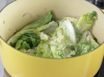 step3: 再加唐生菜入煲內，下魚露、黃糖、少許麻油拌勻，熄火，蓋上蓋焗2分鐘。
Put lettuce in a pot, add fish sauce, light brown sugar and a little sesame oil, stir well. Off the heat, cover the lid and steam 2 mins.