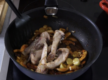 step3: 繼續在鑊中加支竹和水100毫升。蓋上收中細火燜10分鐘，粟粉芡水收汁。
Put in 100ml of water. Cover the lid and turn to mid low heat for 10 minutes. Thicken the sauce with cornstarch water.