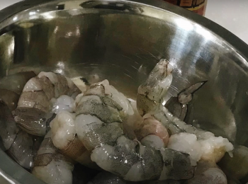 step1: 蝦去頭去殼去蝦腸，攪拌