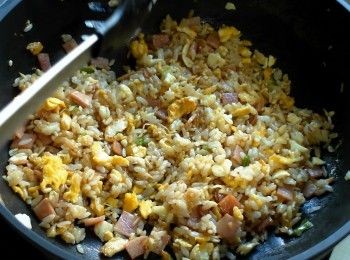 step3: 倒入醬油、黑胡椒粉，與飯拌炒均勻呈現微黃色。