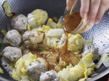 step3: 小碗加<span class="group_2">醬汁</span>材料調好備用。開蓋，加入剩下蝦米碎和<span class="group_2">醬汁</span>，開中大火炒至汁收稠。先把菜上碟，再放上鯪魚球。
Mix oyster sauce, brown sugar, dark soy sauce, cornstarch and 20 ml of water as sauce. Put in the rest of dried shrimp. Put in sauce. Turn to mid-high heat and thicken the sauce.