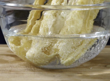 step1: 燒肉切件，枝竹放在水內浸至軟身，瀝乾水分後切小段。豆腐切小件，放鹽水浸，乾葱去皮切碎，葱切段，薑去皮切件。
Slice the roast pork and soak the bean curd sheets until softened. Drain and cut into small sections. Cut the bean curd into small cube and soak in salt water. Peel and mince the shallot. Section the