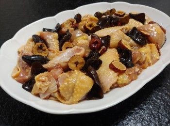 step2: 將紅棗、雲耳與雞件混合;  排在碟上； 大火蒸18分鐘
（水滾後放進）;