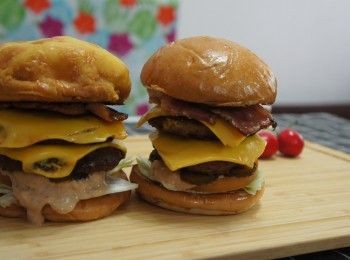 step4: 中細火烘熱漢堡麵包，然後煎漢堡肉，再煎多兩塊煙肉，最後砌在一起便完成了