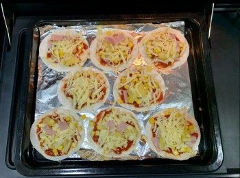 step4: 4. 1塊餃子皮上塗上1湯匙番茄醬(留白邊1cm)，再隨意放上菠蘿粒、火腿塊、粟米粒，然後灑上芝士碎。