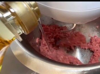 step4: 然後加入味醂（如果沒有味醂，可以省略，又或者以其他酒代替，例如花雕酒等）和油。
前者可令牛肉更香，後者可令牛肉更滑